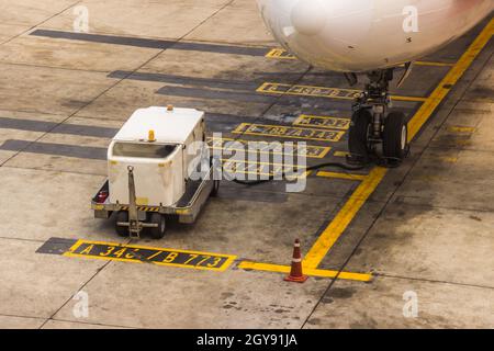 Manutenzione aeromobili ingranaggio principale di effettuare il check in in aeroporto prima della partenza per la sicurezza. Servizio Preflight. Foto Stock