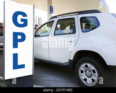 Stazione di rifornimento GPL / GPL. Stazione di riempimento con pompe. Erogatori di carburante GPL. Carburante di rifornimento alternativo, CNG, GPL, NGV nel vostro veicolo. Foto Stock