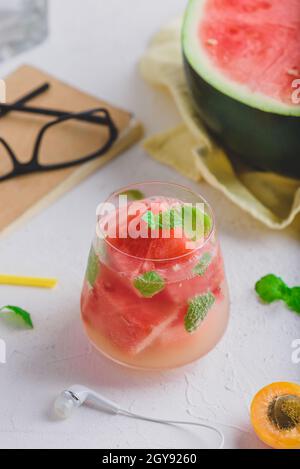 Cocomero fresco, gin cocktail con soda e guarnito con foglie di menta Foto Stock