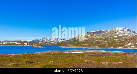 Incredibile Vavatn lago panorama Rough vista paesaggio rocce massi e montagne durante l'estate in Norvegia Hemsedal. Foto Stock