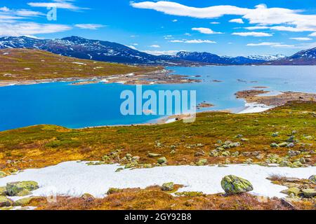 Incredibile Vavatn lago panorama Rough vista paesaggio rocce massi e montagne durante l'estate in Norvegia Hemsedal. Foto Stock