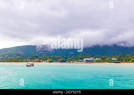 Gita a Koh Samui e vista panoramica della spiaggia in giornata nuvolosa e piovosa. Foto Stock