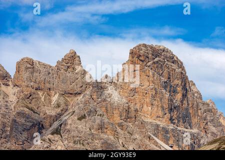 Vetta del Monte Rudo o Rautkofel e Croda dei Rondoi o Schwalbenkofel della catena montuosa del Rondoi-Baranci, Dolomiti di Sesto. Italia Foto Stock