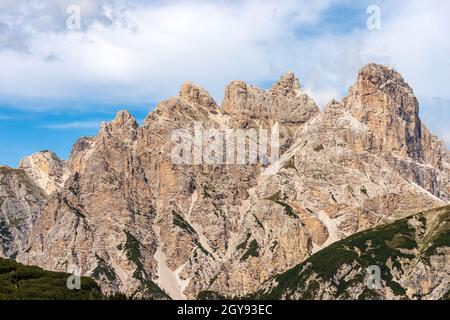 Vetta del Monte Rudo o Rautkofel e Croda dei Rondoi o Schwalbenkofel della catena montuosa del Rondoi-Baranci, Dolomiti di Sesto. Foto Stock