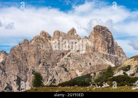 Vetta del Monte Rudo o Rautkofel e Croda dei Rondoi o Schwalbenkofel della catena montuosa del Rondoi-Baranci, Dolomiti di Sesto. Foto Stock