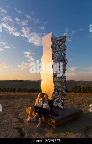 Monumento dell'Abbbraccio di luce di Helidon Xhixha al tramonto nella vecchia chiesa di Vitaleta, San Quirico d'Orcia, nei pressi di Pienza, Toscana, Italia nel mese di settembre Foto Stock