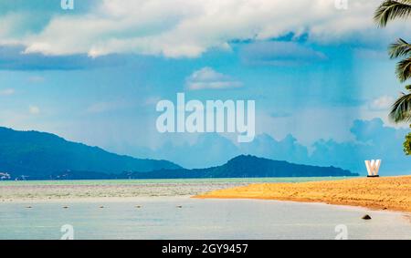 Panorama paesaggistico di W Beach e Maenam Beach con acque turchesi limpide a Mae Nam sull'isola di Koh Samui in Thailandia. Foto Stock