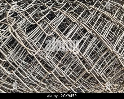 primo piano rotoli di maglia di ferro (maglia di filo) in cantiere. acciaio di metallo rinforzato asta per calcestruzzo. costruzione edilizia e concetto di industria - im Foto Stock