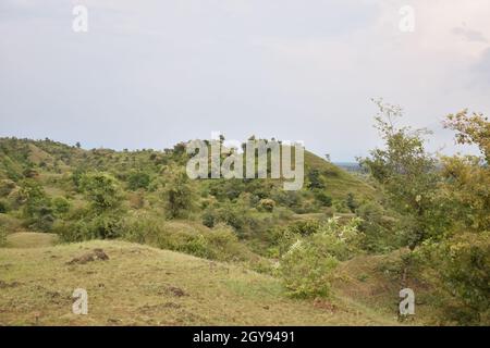 montagna con erba verde e bella immagine del cielo sta mostrando la bellezza sorprendente e l'arte della natura. Foto Stock