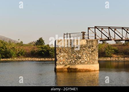 Vecchio ponte di pietra piller sul piccolo fiume a Maharashtra Foto Stock