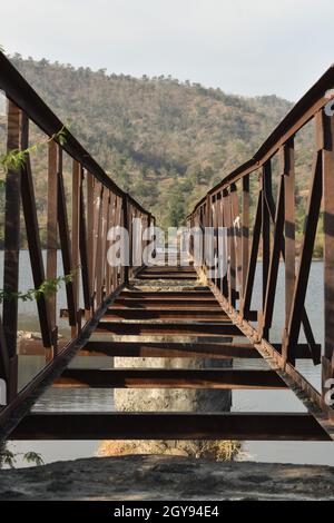 Antico ponte di legno in wadri, vadri, diga, yawal india. Foto Stock