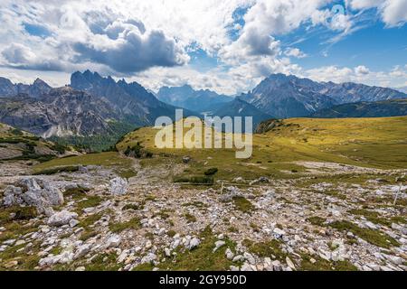 Italia, catena montuosa dei Cadini di Misurina, Sorapiss, Monte Cristallo dalle Dolomiti tre Cime di Lavaredo, Sesto, Braies e Ampezzo. Veneto, Europa. Foto Stock