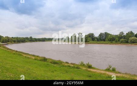 Vista sul fiume Elba a Dessau, Germania Foto Stock