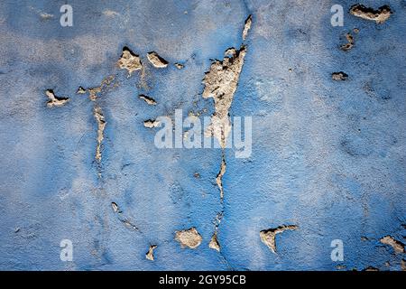 Vernice blu che sbuccia un muro dalle intemperie, primo piano di una facciata di una casa a Burano, laguna veneta, Venezia, Veneto, Italia, Europa. Foto Stock