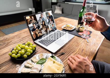 Degustazione digitale di vini cena virtuale con laptop Foto Stock