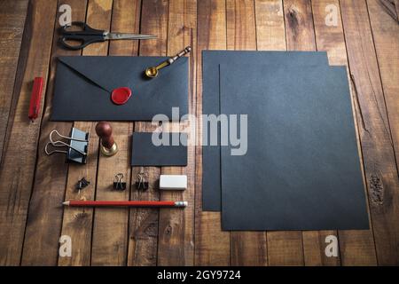 Set di elementi di cancelleria neri su sfondo in legno vintage. Foto di cancelleria retrò vuota. Design dinamico. Foto Stock