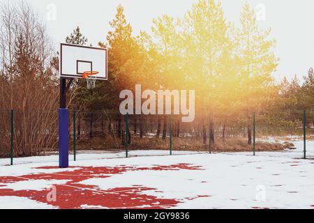Campo da pallacanestro all'aperto durante la stagione invernale Foto Stock