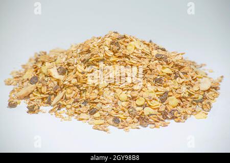 Cereali e cereali misti su sfondo bianco. Legumi secchi e frutta. Cibo sano. Foto Stock