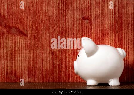 Banco di porcellana in ceramica bianca sulla vecchia mensola di legno. Spazio di copia. Foto Stock