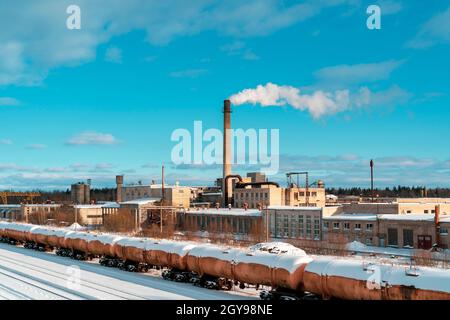 Vista aerea del treno merci. Stazione ferroviaria con vagoni. Industria pesante. Paesaggio industriale con treno in deposito, camino con camino fumo, fabbrica Foto Stock