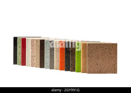 Esempi di countertops in pietra su sfondo bianco isolato. Set di campioni di pietra di diverse texture e colori diversi per il design Foto Stock