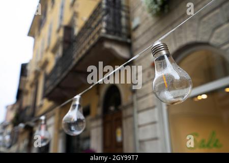 una fila di vecchie lampadine appese all'esterno Foto Stock