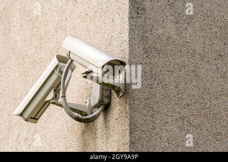 Due telecamere TVCC su parete in cemento grigio. Sistema di sicurezza CCTV. Foto Stock