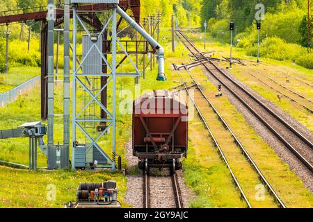 Carro ferroviario di carico in piedi vicino all'ascensore nella zona agricola. Grano silo, magazzino o deposito è una parte importante di raccolta. Foto Stock