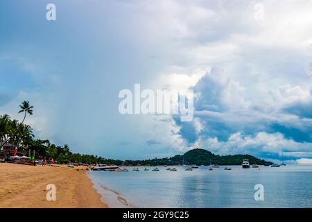 Spiaggia di Bo Phut sull'isola di Koh Samui a Surat Thani, Thailandia. Cielo blu nuvoloso. Foto Stock