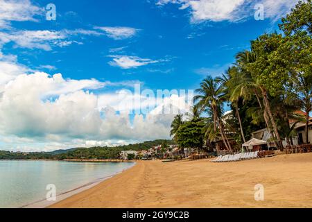 Spiaggia di Bo Phut sull'isola di Koh Samui a Surat Thani, Thailandia. Cielo blu nuvoloso. Foto Stock