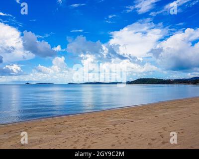 Spiaggia di Bo Phut sull'isola di Koh Samui a Surat Thani, Thailandia. Cielo blu nuvoloso. Foto Stock