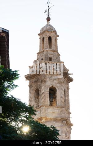 Valencia, Spagna. 7 luglio 2021 - parte superiore del campanile della chiesa di Santa Catalina, Santa Caterina, nel centro storico. La sua costruzione compl Foto Stock