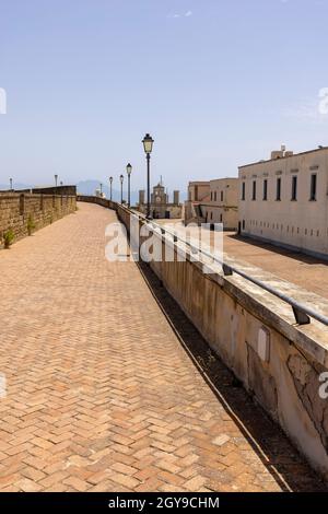 Castel Sant'Elmo, fortezza medievale situata sul colle del Vomero, Napoli, Italia. Il castello è adiacente alla Certosa di San Martino, dalla cima un panorama Foto Stock