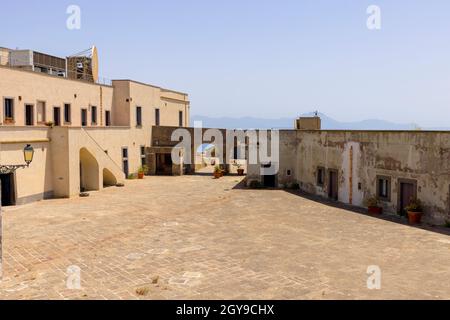 Castel Sant'Elmo, fortezza medievale situata sul colle del Vomero, Napoli, Italia. Il castello è adiacente alla Certosa di San Martino, dalla cima un panorama Foto Stock