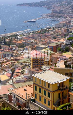 Napoli, Italia - 27 giugno 2021: Vista aerea del viale e del porto sul Mar Tirreno nel quartiere di Chiaia sul Golfo di Napoli. Chiaia è un affl Foto Stock