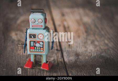 Robot giocattolo, simbolo di un chatbot o social bot e algoritmi. Struttura in legno. Foto Stock