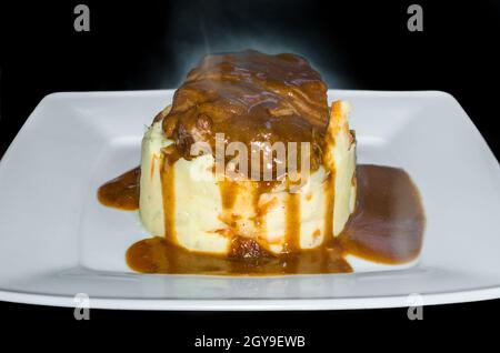 Cibo tipico olandese, un piatto di polpette (gehaktballen) servito con purè di patate Foto Stock