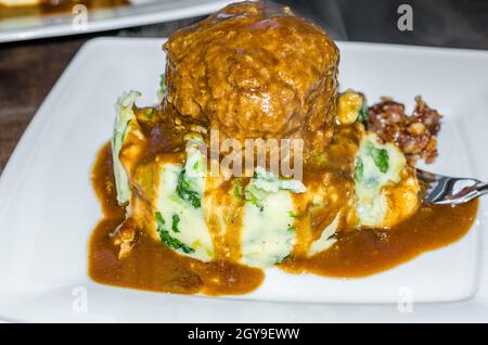 Cibo tipico olandese, un piatto di polpette (gehaktballen) servito con purè di patate Foto Stock