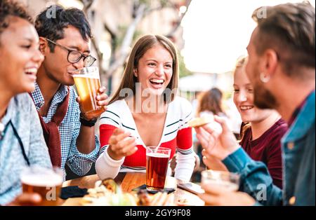 Multiculturale persone che bevono birra al birrificio bar giardino - amicizia genuina stile di vita concetto con uomini e donne che trascorrono happy hour insieme Foto Stock