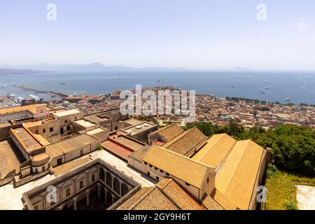 Napoli, Italia - 27 giugno 2021: Vista della città e della Certosa di San Martino da Castel Sant'Elmo. Foto Stock