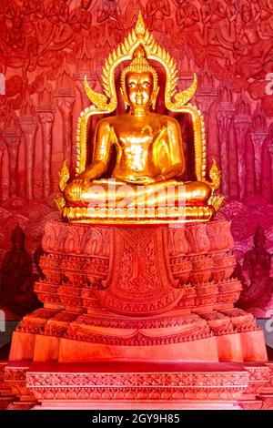 Statua del Buddha d'oro Wat Sila Ngu con il tempio rosso Wat Ratchathammaram a Koh Samui in Thailandia. Foto Stock