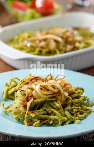 spinaci bavaresi spaetzle pasta su legno Foto Stock