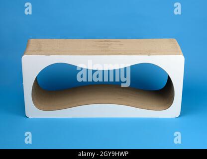 supporto graffiante realizzato in cartone ondulato su sfondo blu Foto Stock