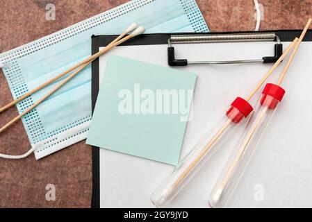 Scrittura di prescrizione medica laboratorio di analisi e analisi delle infezioni Foto Stock