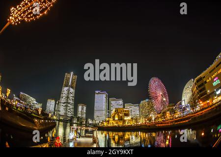 Tutti gli spazi pubblici e privati si illuminano nell'ufficio di Minato Mirai. Luogo di tiro: Yokohama-città prefettura di kanagawa Foto Stock