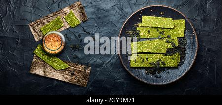 Seafood multi snack from kelp and spirulina. Algae chips. Vegan food.Complex of vitamins and minerals Foto Stock
