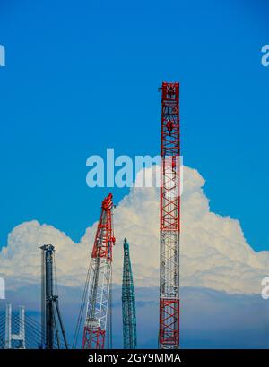 Cielo estivo e thunderhead e gru. Luogo di tiro: Yokohama-città prefettura di kanagawa Foto Stock