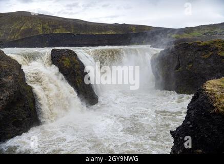 Cascata di Hafragilsfoss sul fiume Jokulsa a Fjollum nel Parco Nazionale di Jokulsargljufur. Islanda. Foto Stock