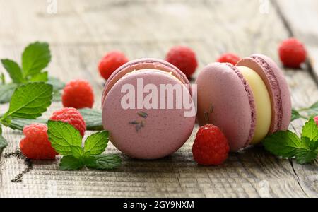 stack di amaretti e bacche di lamponi al forno su un tavolo di legno grigio Foto Stock