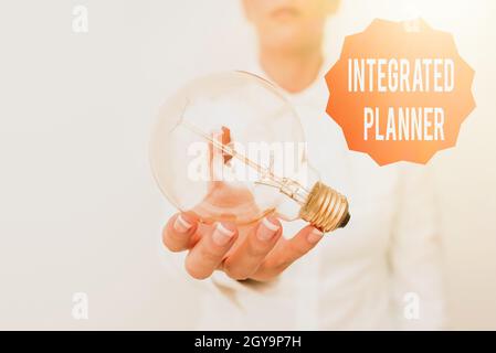 Ispirazione che mostra segno Integrated Planner, Internet Concept tradurre i risultati aziendali desiderati in finanziaria Lady in business outfit holding lam Foto Stock